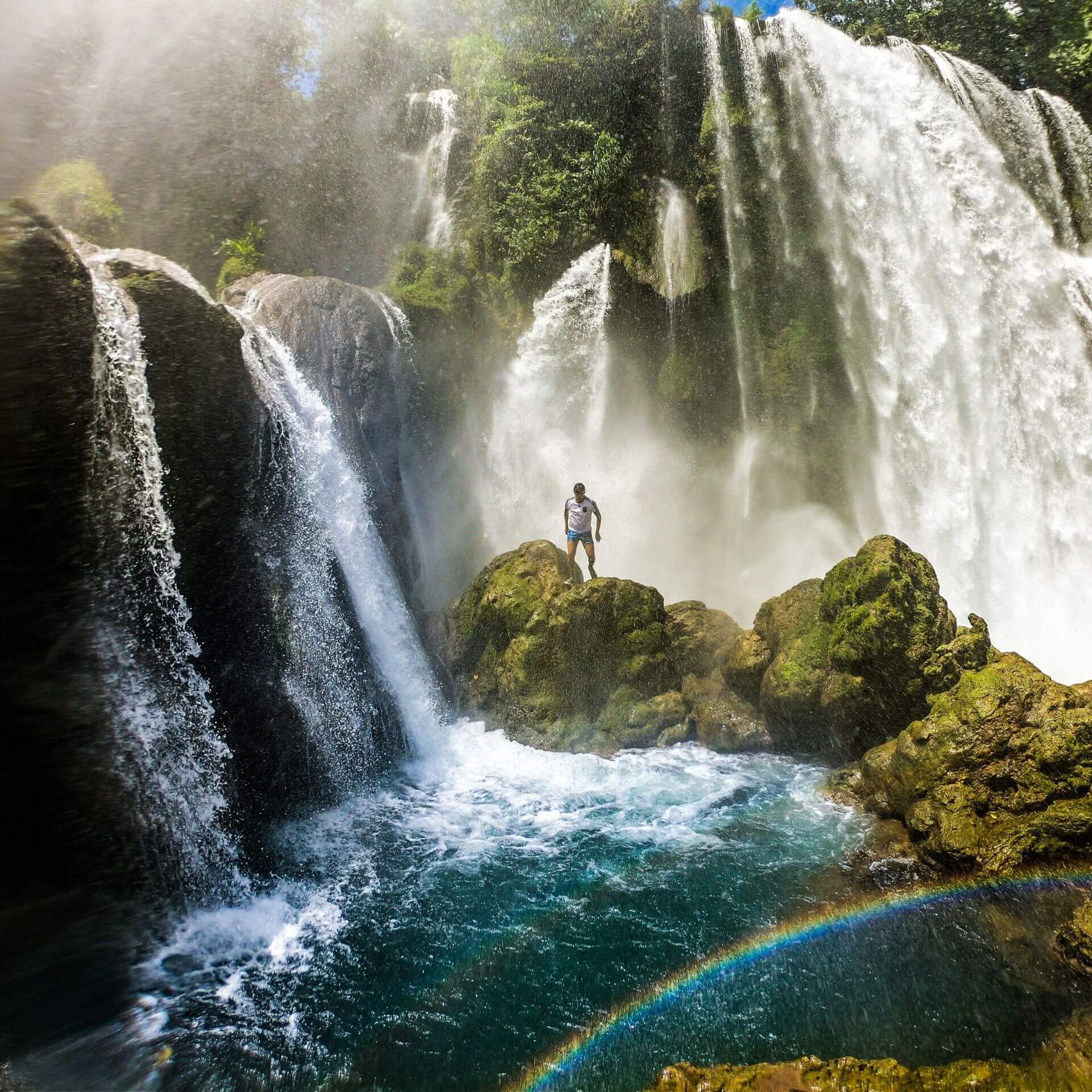 Могучие водопады. Могучий водопад. Cascada Pulhapanzac Гондурас.